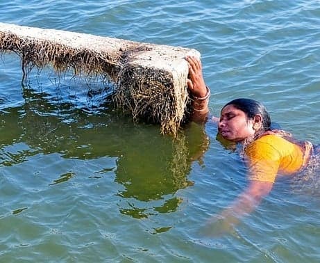 చనిపోదామని వెళ్లింది.. విగ్రహం స్టాండ్ కాపాడింది