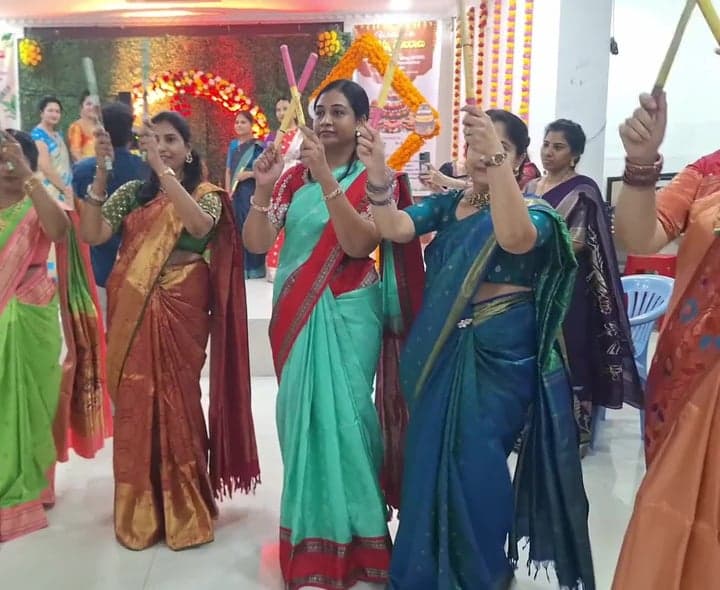 కరీంనగర్‌లో ఘనంగా బతుకమ్మ సంబరాలు - Udayam