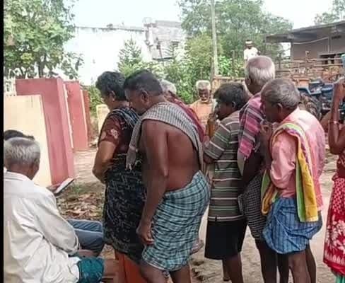 కొట్టు గ్రామంలో పెన్షన్ కోసం పడిగాపులు - Udayam