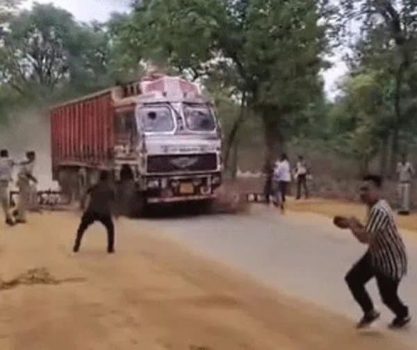 మద్యం మత్తులో ట్రక్కు బీభత్సం: బాలిక మృతి