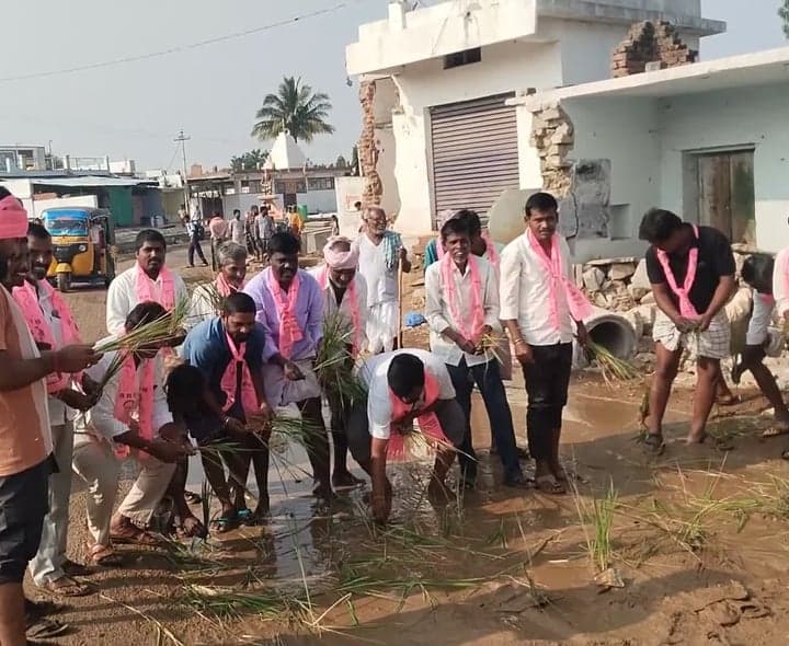 రోడ్డు దుస్థితిపై BRS వినూత్న నిరసన - Udayam