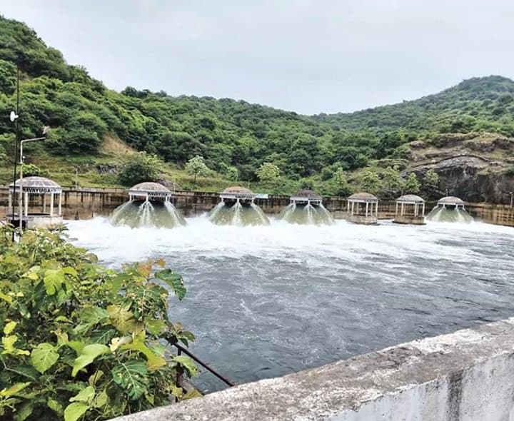 గోదావరి, కృష్ణాకు జలకళ
