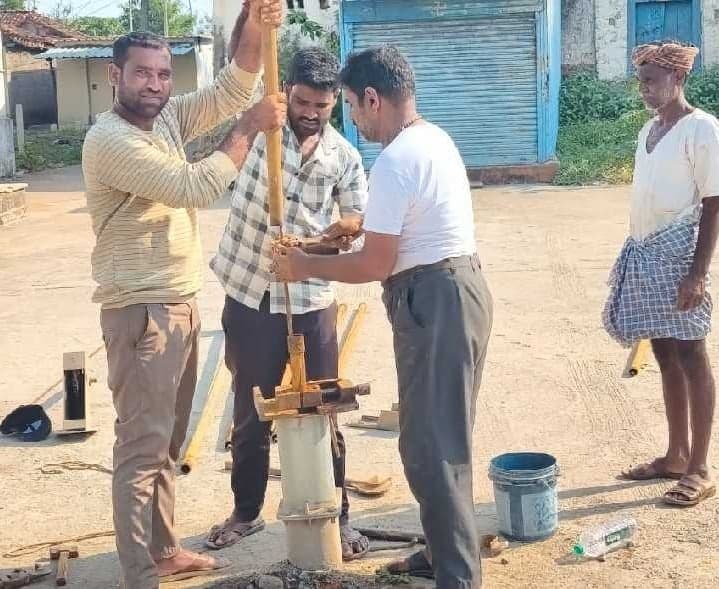 మావినాలిలో బోర్‌ పంపునకు మరమ్మతులు - Udayam