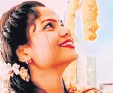 లారీ ఢీకొని కేరళ యువతి మృతి