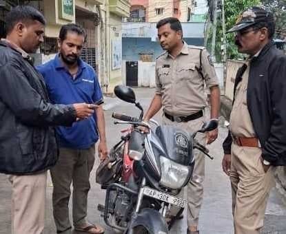 విశాఖ ఎయిర్‌పోర్ట్ పరిధిలో పోలీసుల తనిఖీలు - Udayam