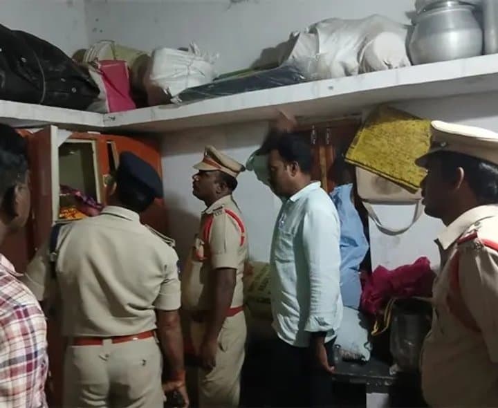 ఇంటికి తాళం.. రూ.లక్షలు మాయం