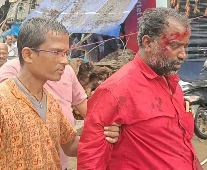సిరిసిల్లలో కూలిన భారీ వృక్షం.. వ్యక్తికి గాయాలు