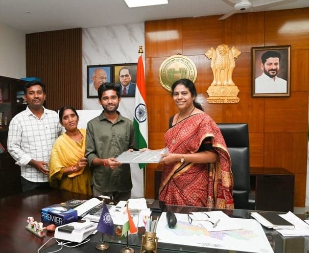 ఐఐటీ కాన్పూర్ విద్యార్థికి ల్యాప్‌టాప్ అందజేత