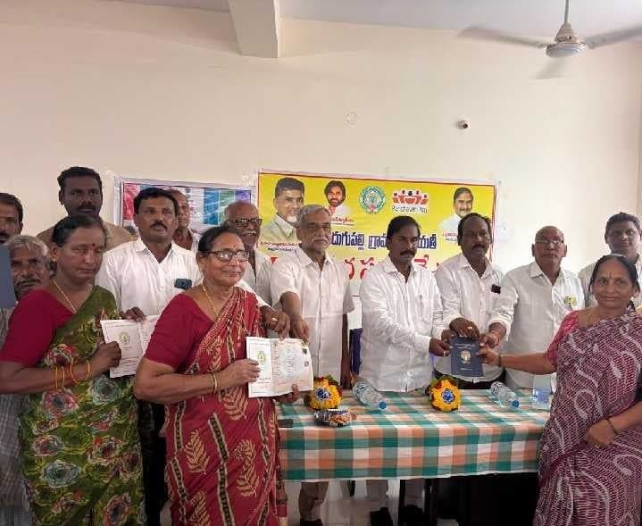 ఇందుపల్లిలో  రైతులకు పాస్‌బుక్‌ల అందజేత - Udayam