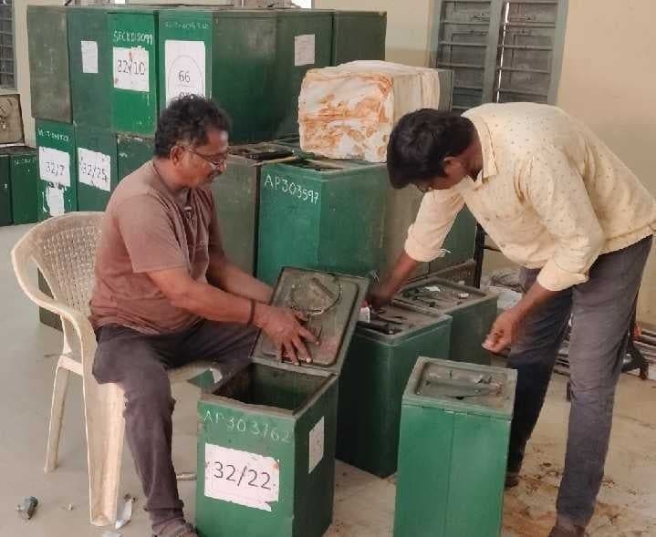 మాకవరపాలెంలో బ్యాలెట్ బాక్సుల శుభ్రం - Udayam