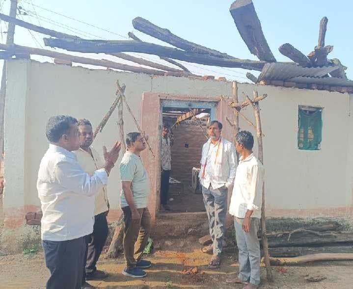 ఇంద్రవెల్లిలో వర్షానికి ఎగిరిన ఇళ్ల పైకప్పులు  - Udayam