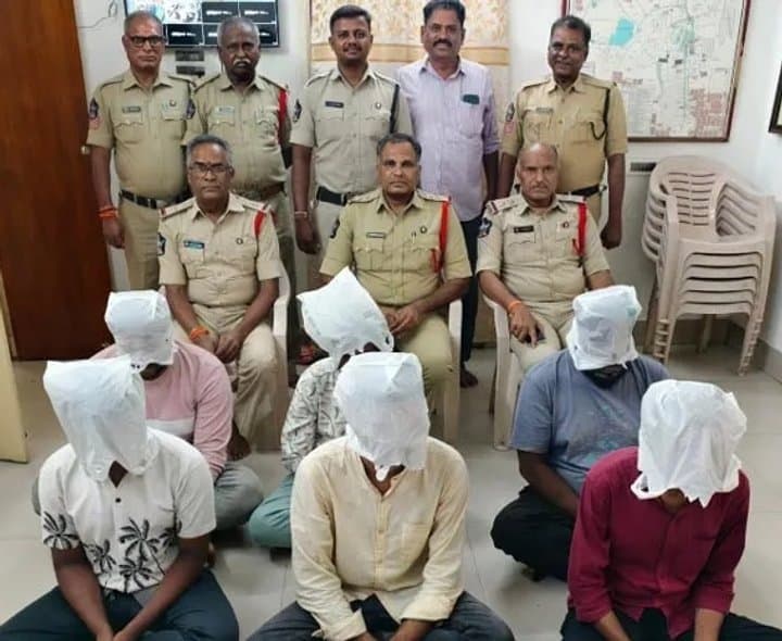 తిరుమలలో నకిలీ ఆధార్ దందా