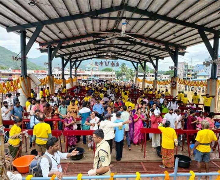 సింహాచలంలో గిరి ప్రదక్షిణకు భక్తుల రద్దీ