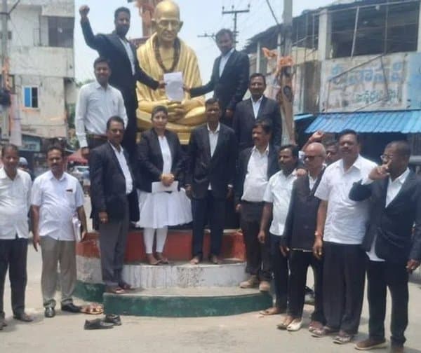 కోర్టు స్థలం కోసం వినూత్న నిరసన - Udayam Digital