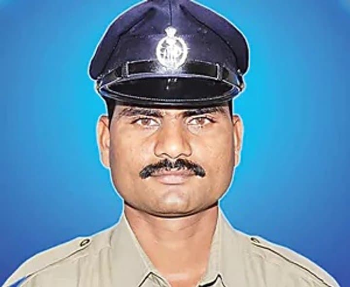 చెట్టును ఢీకొన్న వాహనం పోలీసు మృతి