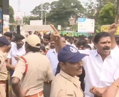 విజయవాడ శాప్‌ కార్యాలయం వద్ద టెన్షన్‌