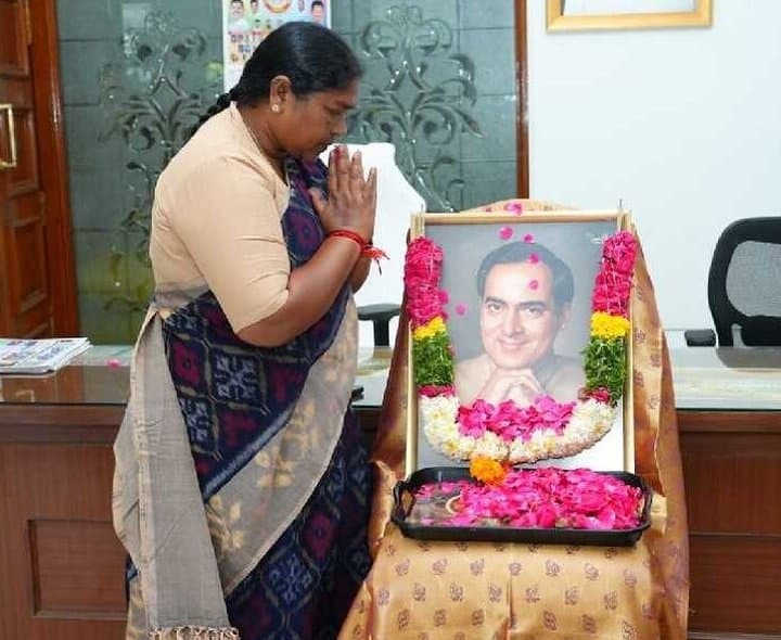 రాజీవ్‌ గాంధీకి మంత్రి సీతక్క నివాళులు