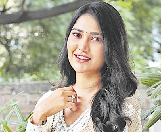 నటిగా మారుతానని చెప్పా: దష్విక