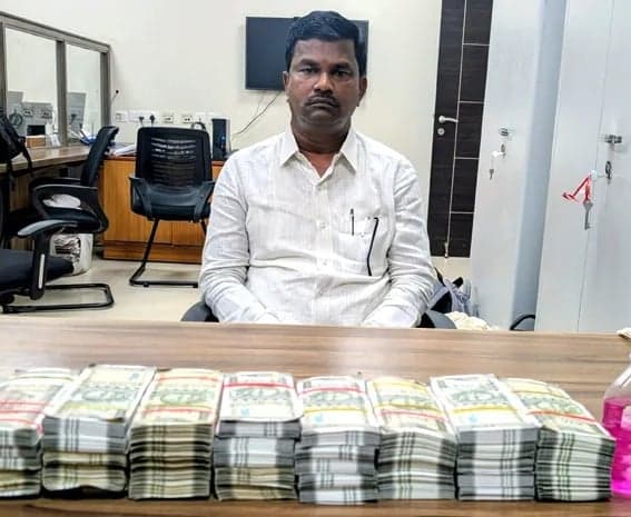 లంచం తీసుకుంటూ పట్టుబడ్డ