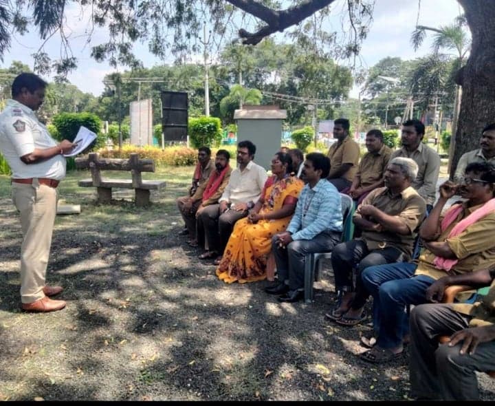 ఏలూరులో స్కూల్ బస్సు డ్రైవర్లకు భద్రతా సూచనలు - Udayam