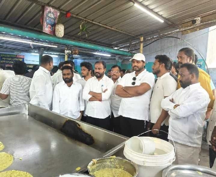గోదావరిఖని బస్టాండ్ వద్ద ఎంపీ వంశీకృష్ణ - Udayam