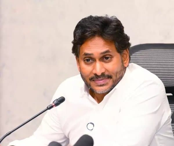 స్మార్ట్ కిచెన్స్ వివాదం: ప్రభుత్వంపై జగన్ తీవ్ర విమర్శలు