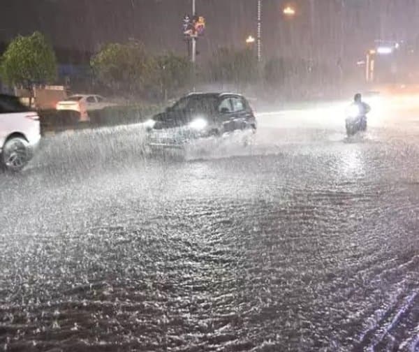 హైదరాబాద్‌లో పలు ప్రాంతాల్లో భారీ వర్షం - Udayam Digital