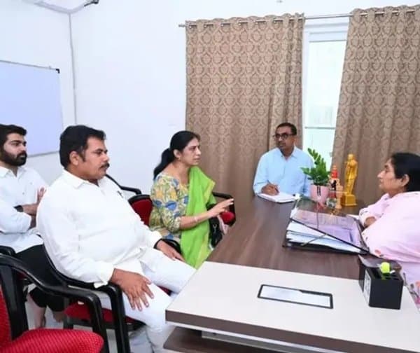 మంత్రి సవితను కలిసిన నేతలు