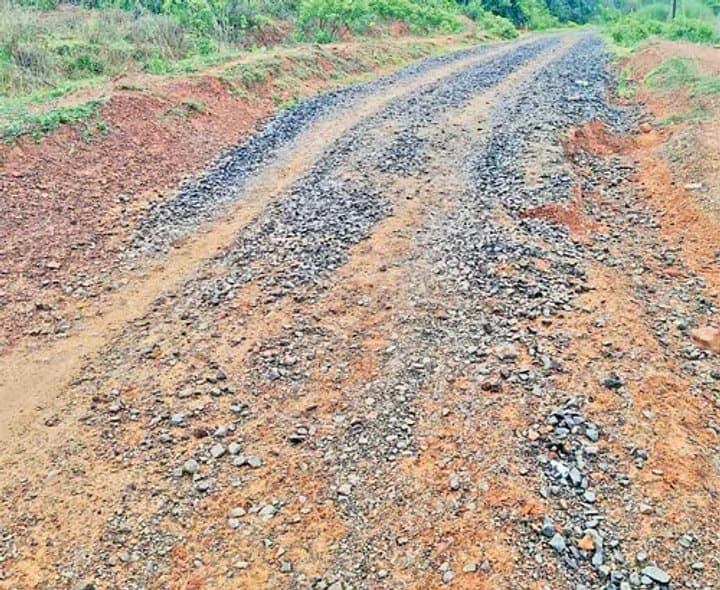 ఆరు నెలలుగా ఆగిన రహదారి పనులు