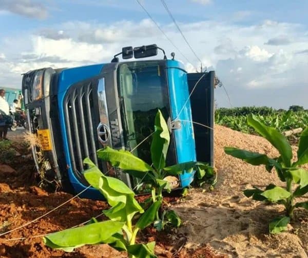 విద్యుత్ స్తంభాన్ని ఢీకొన్న ఇసుక టిప్పర్