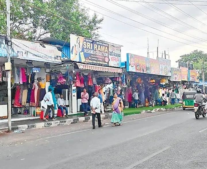 కాలువ గట్లపై ఆక్రమణలు