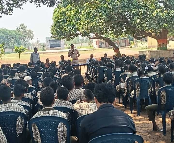 విద్యార్థులకు చట్టాలపై అవగాహన - Udayam