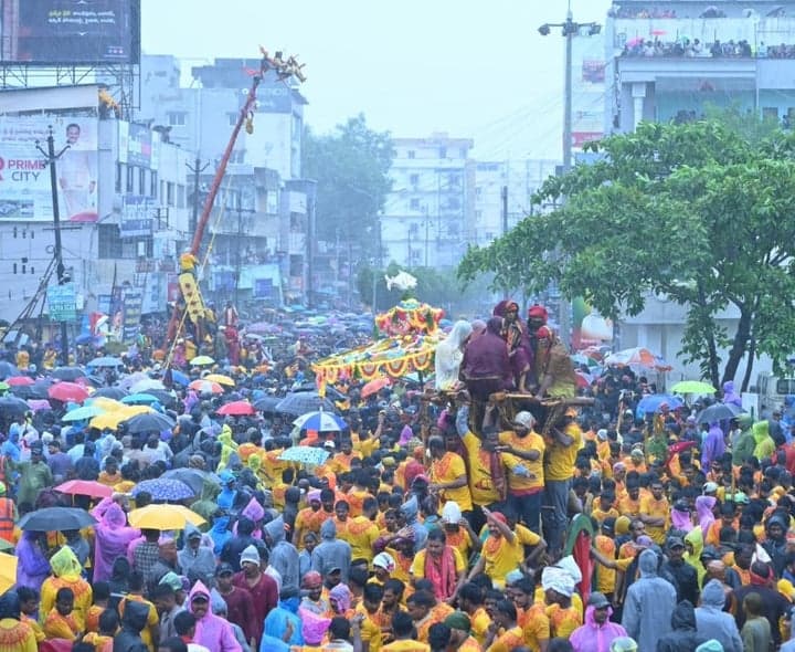వైభవంగా ముగిసిన పైడితల్లి అమ్మవారి సిరిమానోత్సవం