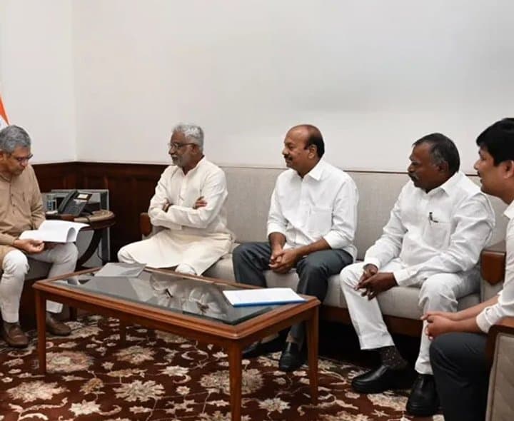 సోషల్ మీడియా బ్లాక్‌పై వైసీపీ ఫిర్యాదు