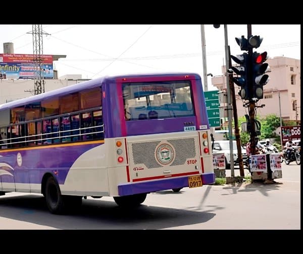ఆర్టీసీ డ్రైవర్ల నిర్లక్ష్యం - Udayam Digital