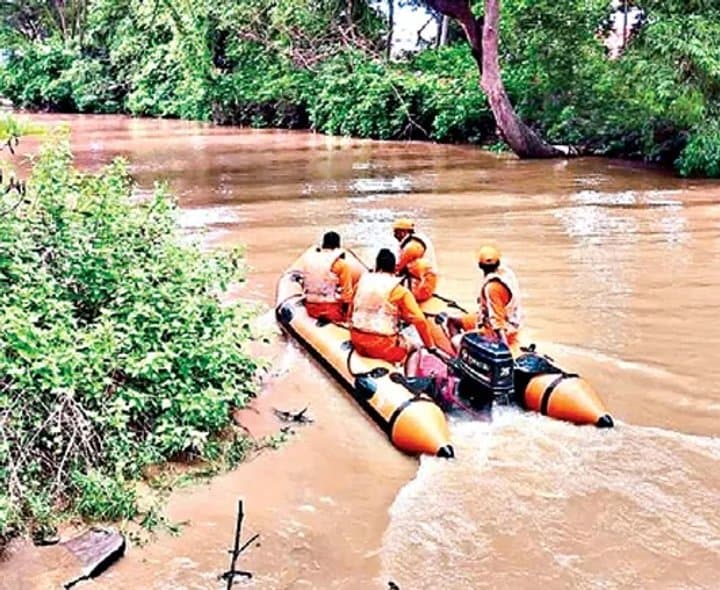 కాలువలో గల్లంతైన యువకుడి కోసం ముమ్మరంగా గాలింపు