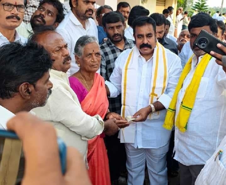 కురబలకోటలో పింఛన్ల పంపిణీ - Udayam