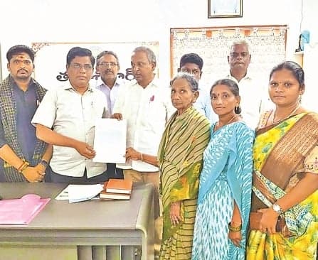 ఆస్తులు రాసిచ్చి రోడ్డున పడ్డ వృద్ధురాలు
