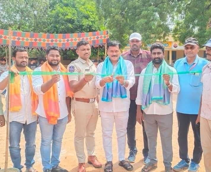 హుజూర్‌నగర్‌లో వాలీబాల్ టోర్నీ ప్రారంభం - Udayam