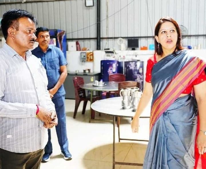క్యాంటిన్ పరిశుభ్రతపై కలెక్టర్ తనిఖీ - Udayam
