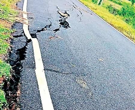 మూడు నెలలకే పగుళ్లుదేరిన రూ.1.20 కోట్ల తారురోడ్డు