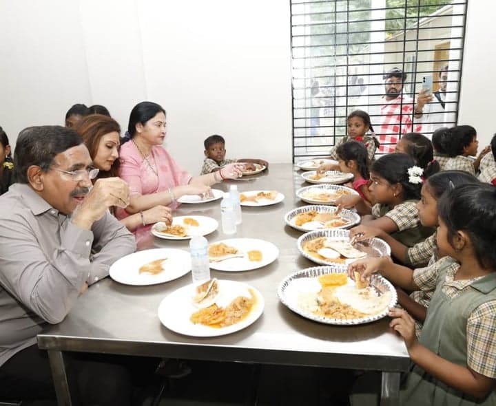 నెల్లూరు RSR పాఠశాలను సందర్శించిన మంత్రి - Udayam