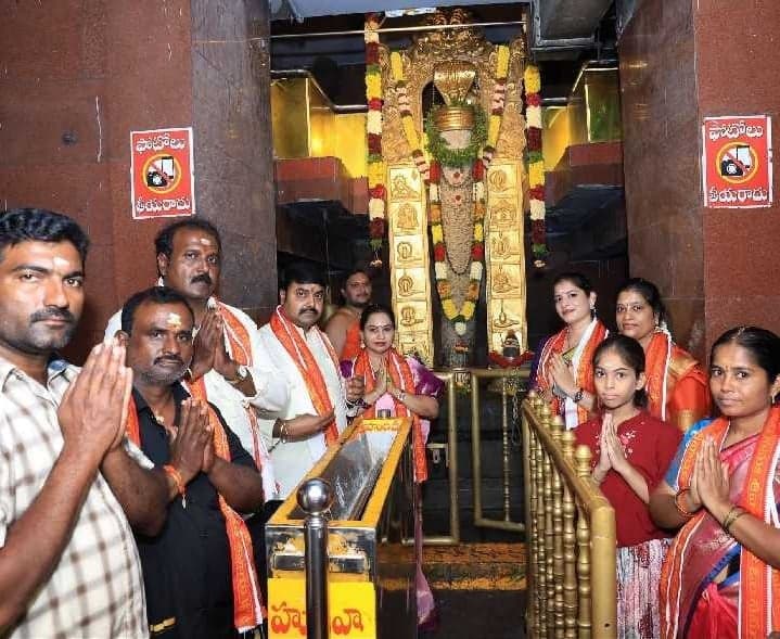 అమరలింగేశ్వర స్వామికి ఎమ్మెల్యే దంపతుల పూజలు - Udayam