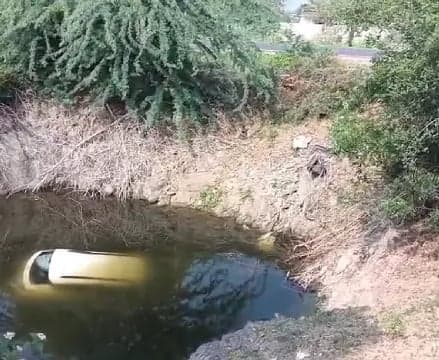 హైవేపై ప్రమాదం.. బావిలోకి దూసుకెళ్లిన కారు
