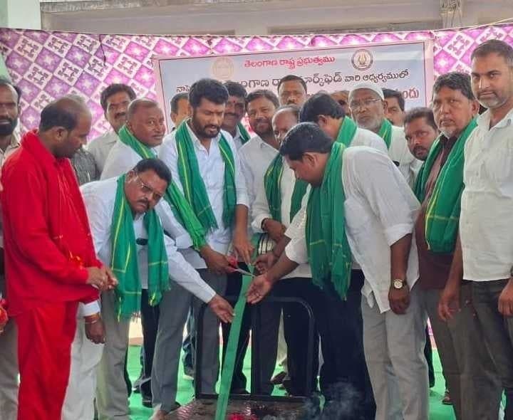 బోథ్‌లో సోయాబీన్ కొనుగోలు కేంద్రం ప్రారంభం - Udayam
