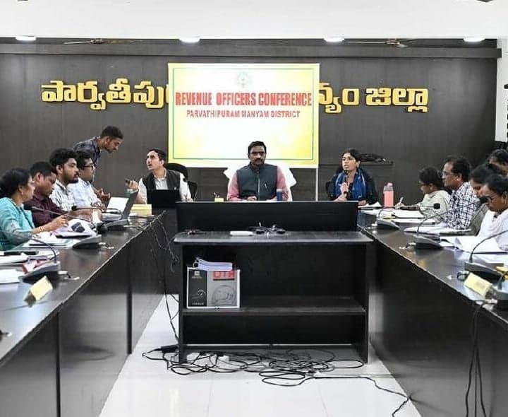 భూ సమస్యల పరిష్కారంలో నిర్లక్ష్యం చేస్తే చర్యలు - Udayam