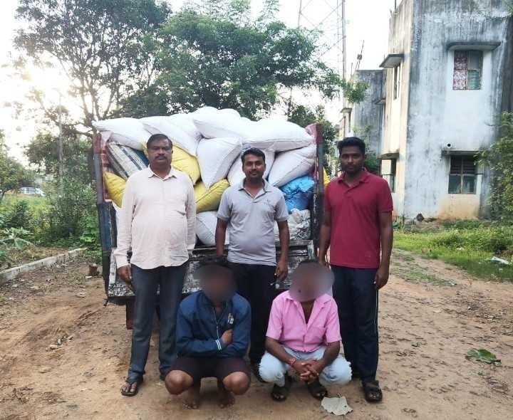 అక్రమ బియ్యం స్వాధీనం.. ఇద్దరి అరెస్ట్‌ - Udayam