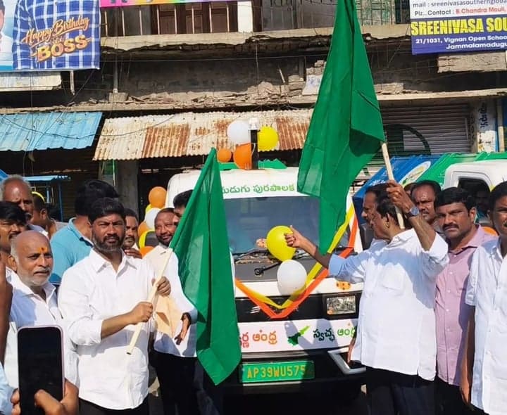 జమ్మలమడుగులో 6 ఎలక్ట్రిక్ వాహనాలు ప్రారంభం - Udayam