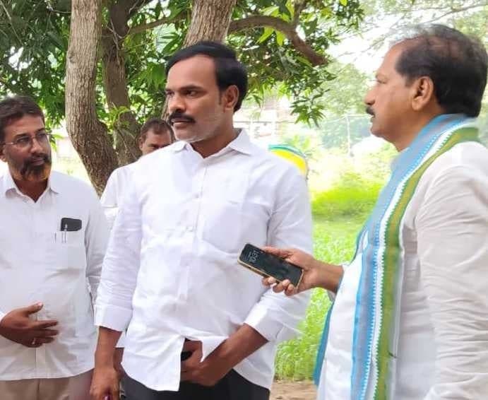 నామినేషన్ల ప్రక్రియను పరిశీలించిన కోన రఘుపతి - Udayam