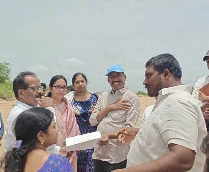 మోయ తుమ్మెద వాగును పరిశీలించిన ఆర్డీవోలు